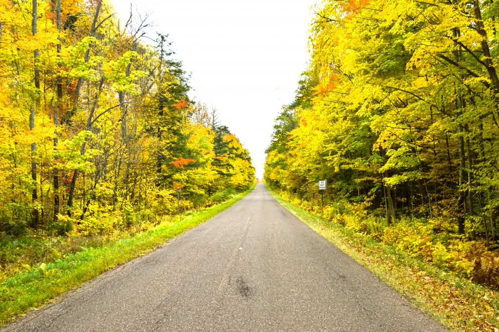 Michigan Fall Foliage- The best scenic fall drives in Michigan. | Her Life Adventures | #fall #drive #michigan #foliage #scenic #upperpeninsula #michigantravel #traveldestinations #vacation #roadtrip #wheretogo #travelideas #northamericatravel #traveltips #usdestinations #travelhacks #travelguide #adventuretravel