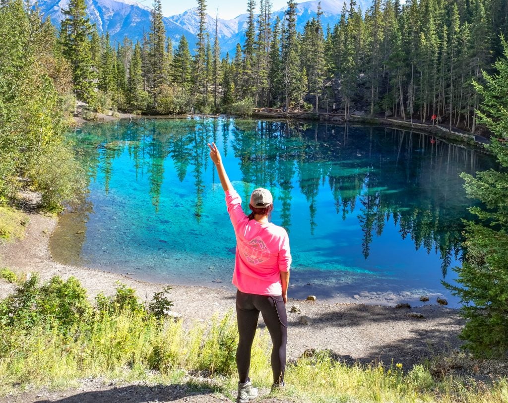 坎莫尔的格拉西湖 (Grassi Lakes) 徒步小径距离班夫国家公园 (Banff National Park) 仅很短的车程。