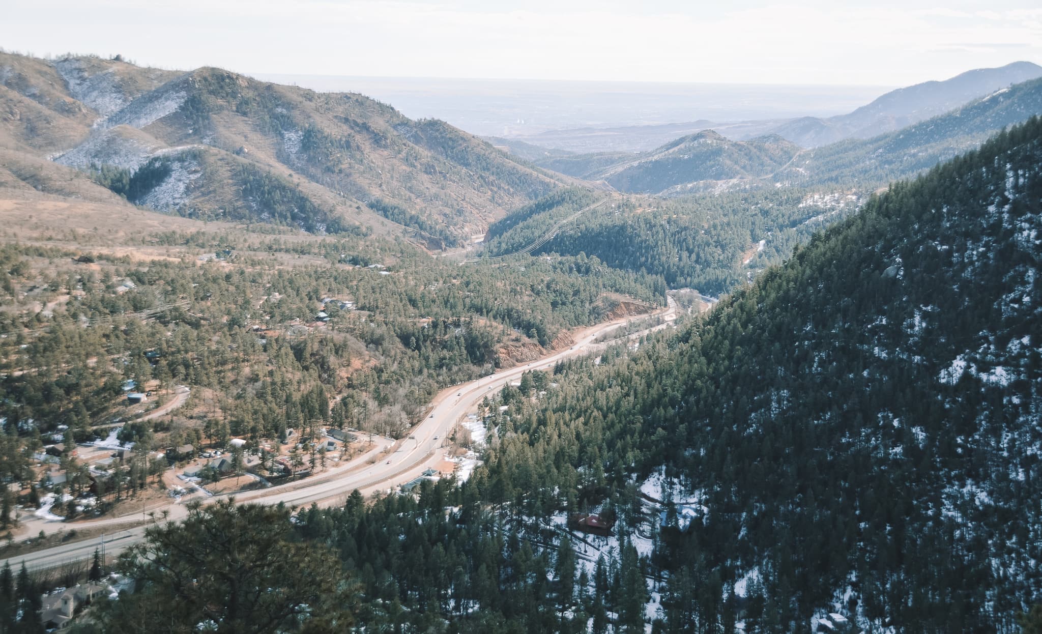 Everything you must know before visiting Colorado Springs in Colorado, USA. Hikes, hidden gems, and the best stops for your road trip. | Her Life Adventures | #coloradosprings #nationalpark #usadestinations #colorado #hikes #thingstodo #roadtrip #lodging #itinerary #guide