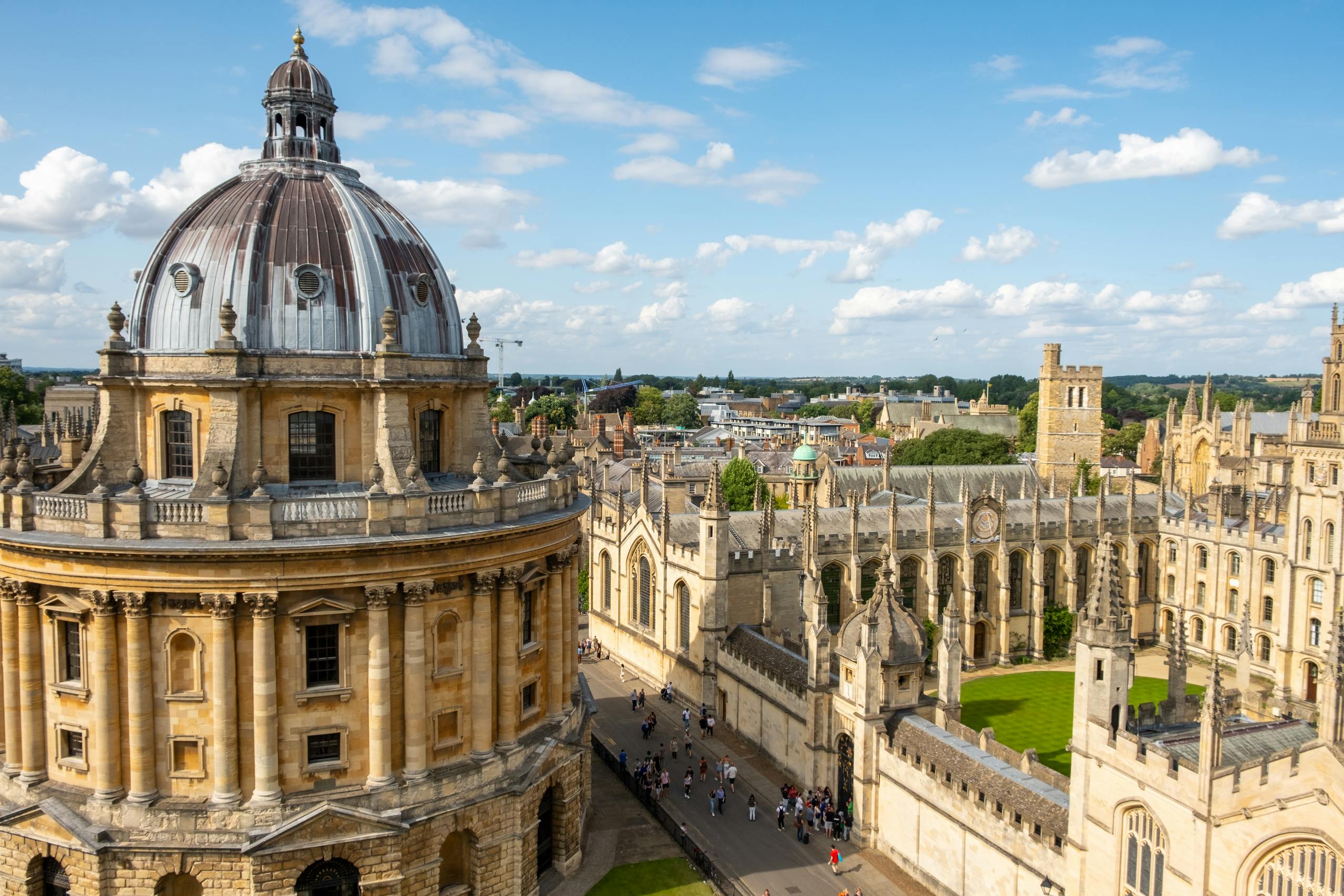 A beautiful aerial view of Oxford University’s classic a…
