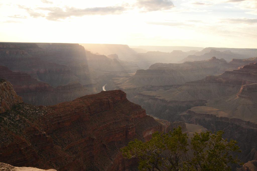 Breathtaking sunrise over Grand Canyon, showcasing stunning landscapes and nature's beauty.
