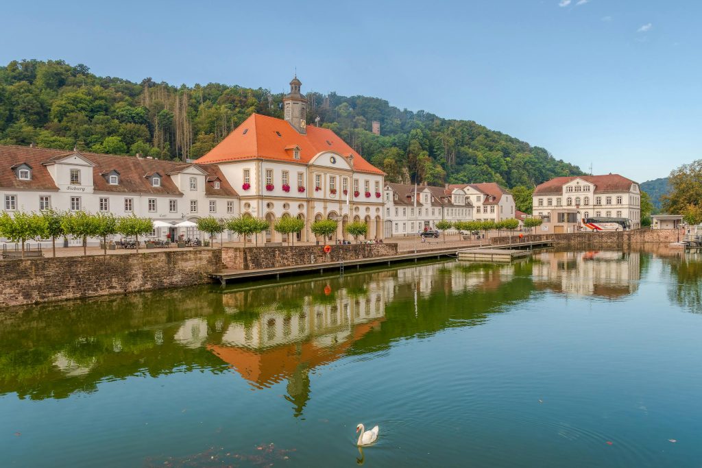 জার্মানির ব্যাড কার্লশাফেনে ওয়েসার নদীতে প্রতিফলিত ঐতিহাসিক ভবনগুলির সুন্দর দৃশ্য।