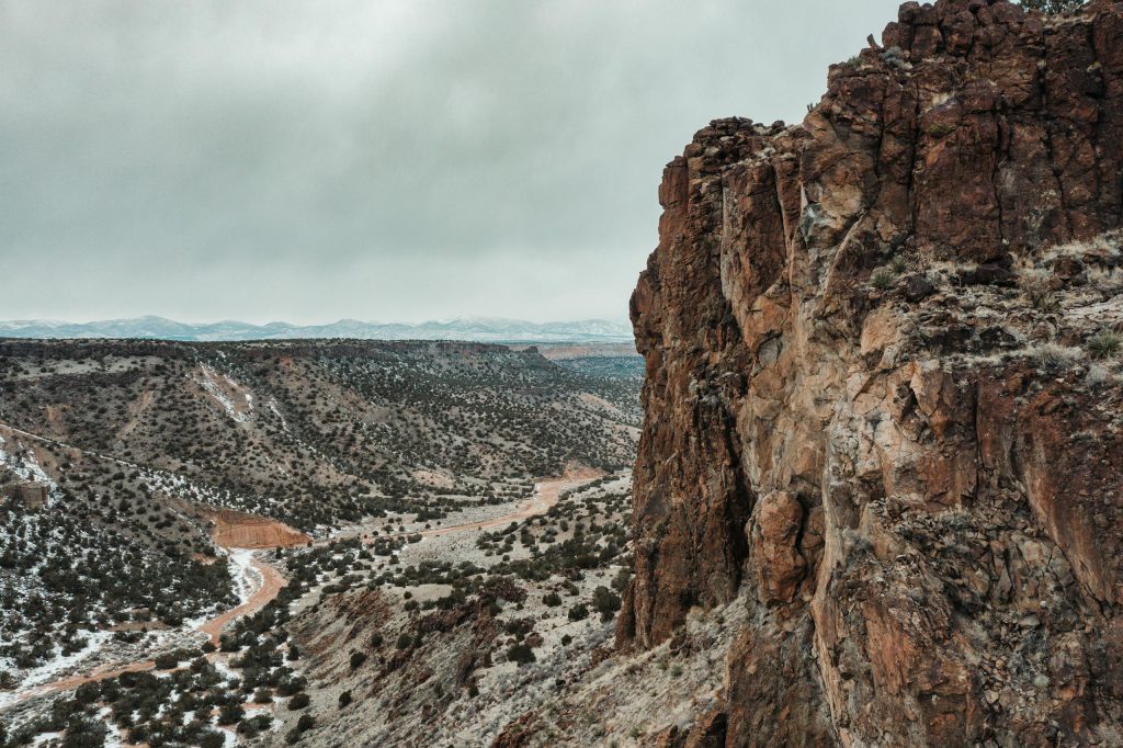 Breathtaking view of rocky cliffs and valleys in White Rock, New Mexico, showcasing nature's rugged beauty.