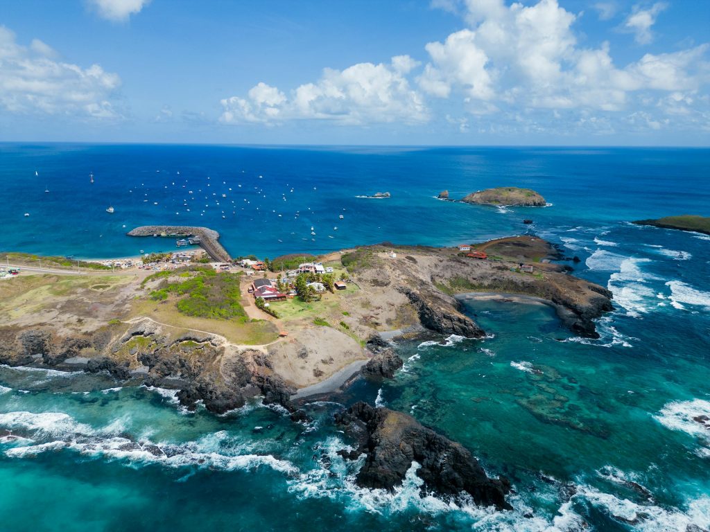 ফার্নান্দো ডি নরোনহার প্রাণবন্ত উপকূলরেখা এবং ফিরোজা জলের অত্যাশ্চর্য বায়বীয় দৃশ্য।